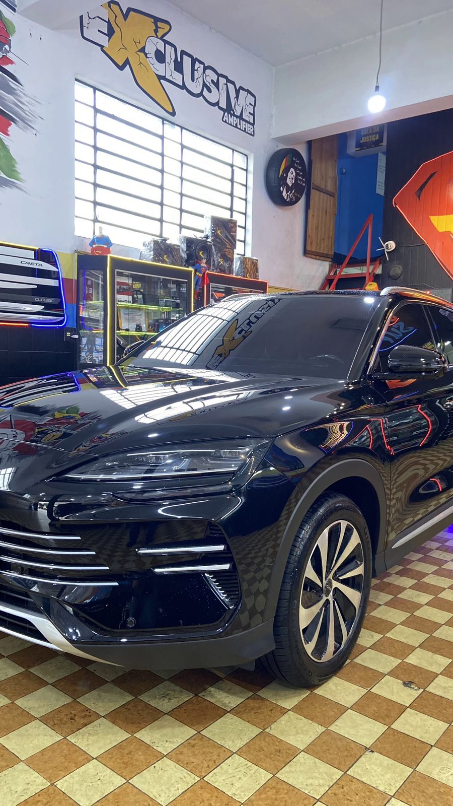 SUV preto de frente na loja
