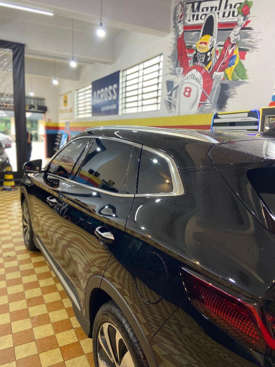 SUV preto, lateral e traseira