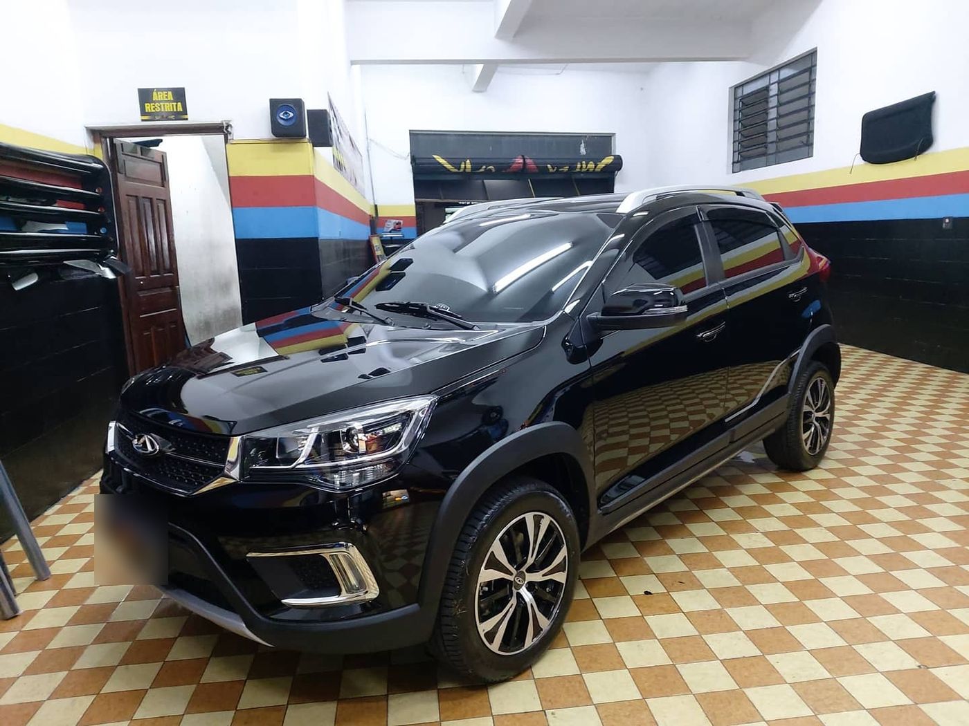 SUV preto com película
